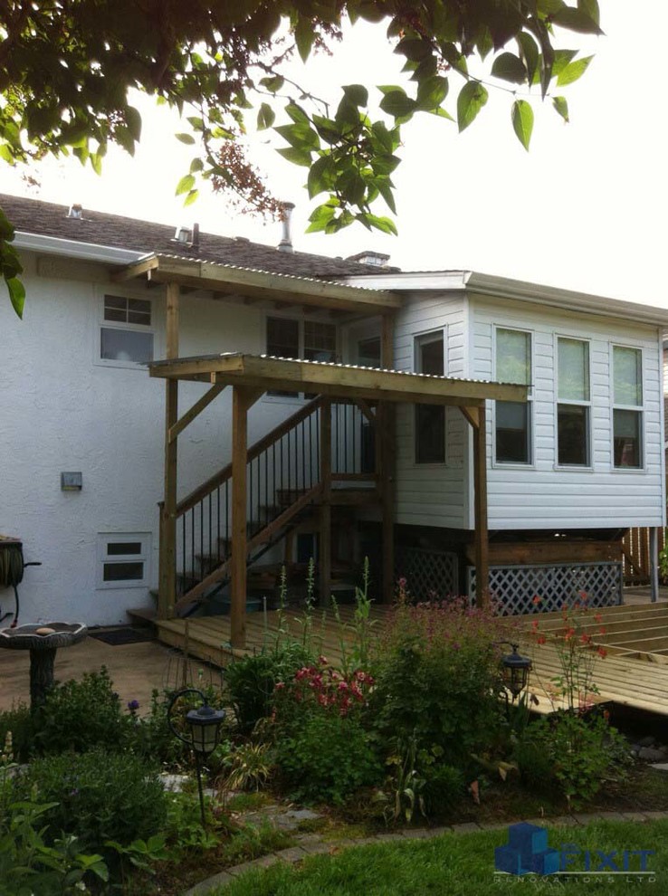 Cette image montre une petite terrasse arrière chalet avec une dalle de béton et une extension de toiture.