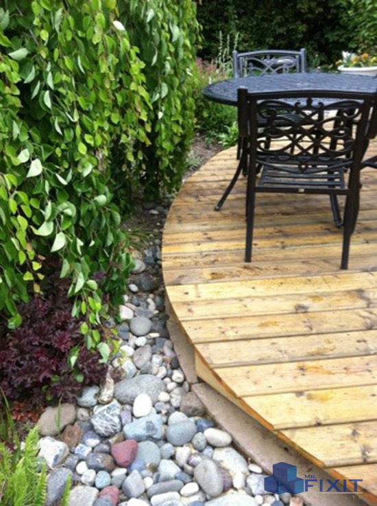 Small rustic back patio in Vancouver with concrete slabs and a roof extension.