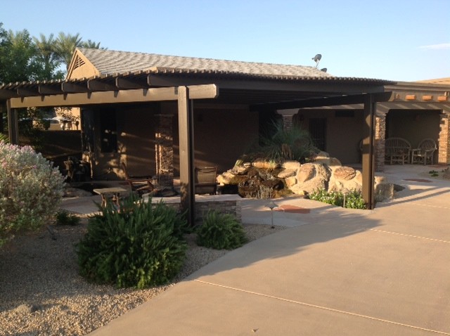 Mittelgroßer, Unbedeckter Rustikaler Patio hinter dem Haus mit Feuerstelle und Natursteinplatten in Phoenix