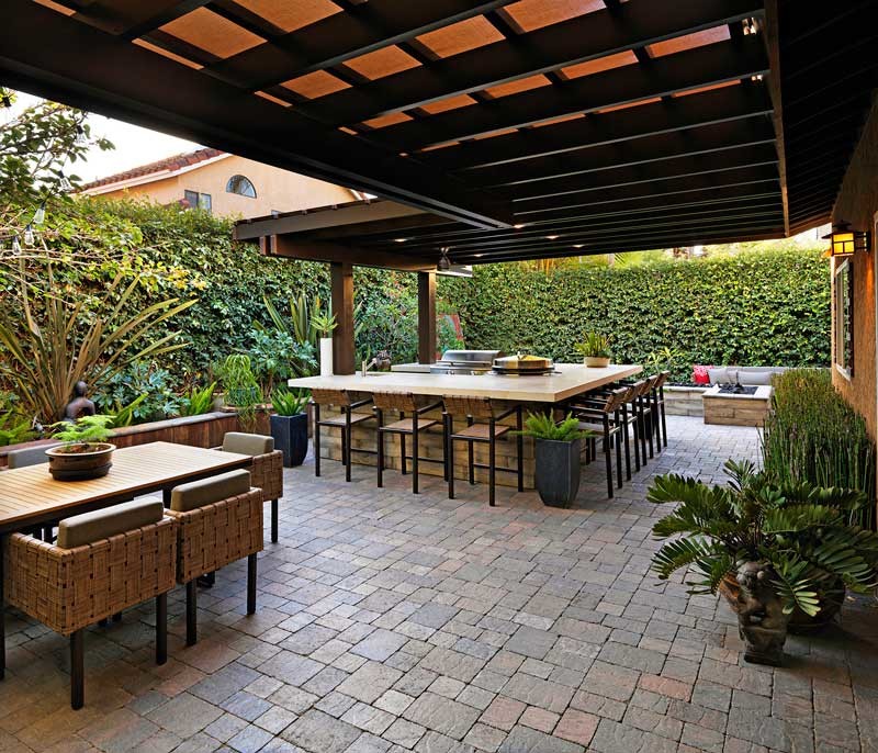 Idées déco pour une petite terrasse arrière moderne avec une cuisine d'été, des pavés en brique et une pergola.