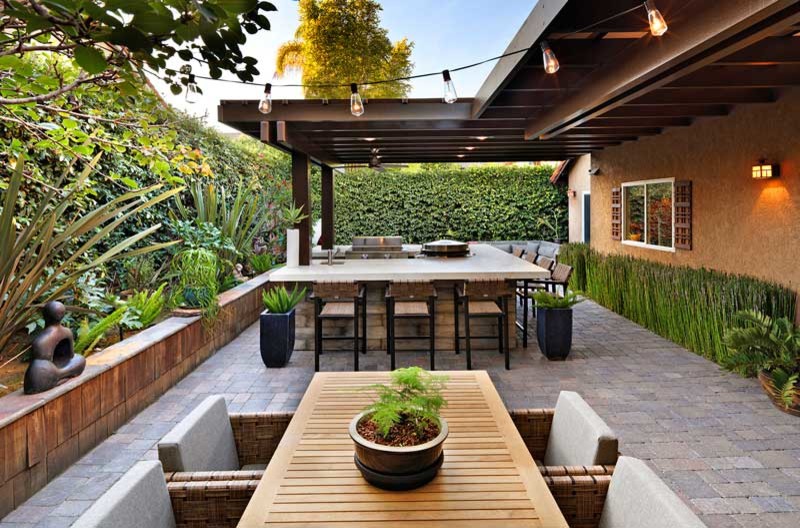 Idee per un piccolo patio o portico minimalista dietro casa con pavimentazioni in mattoni e una pergola