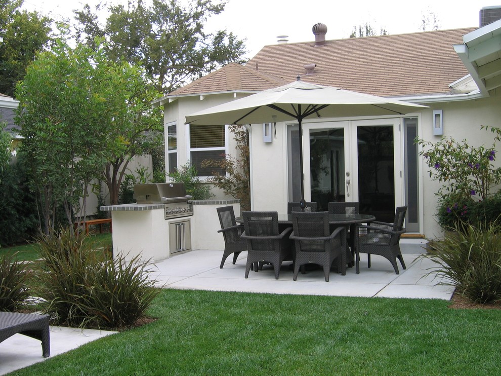 Exemple d'une terrasse arrière tendance avec aucune couverture et une dalle de béton.