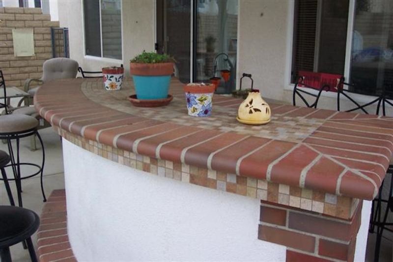 Foto di un patio o portico american style dietro casa con pavimentazioni in mattoni e nessuna copertura