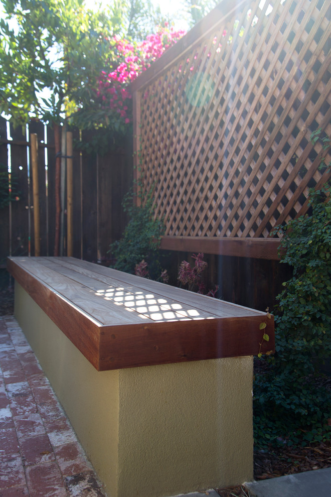 Ispirazione per un piccolo patio o portico tradizionale dietro casa con pavimentazioni in mattoni