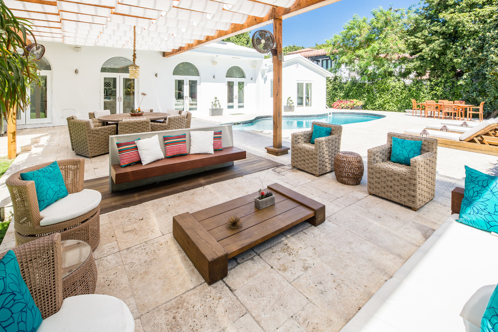 Свежая идея для дизайна: большой двор на заднем дворе в средиземноморском стиле с покрытием из каменной брусчатки и козырьком - отличное фото интерьера