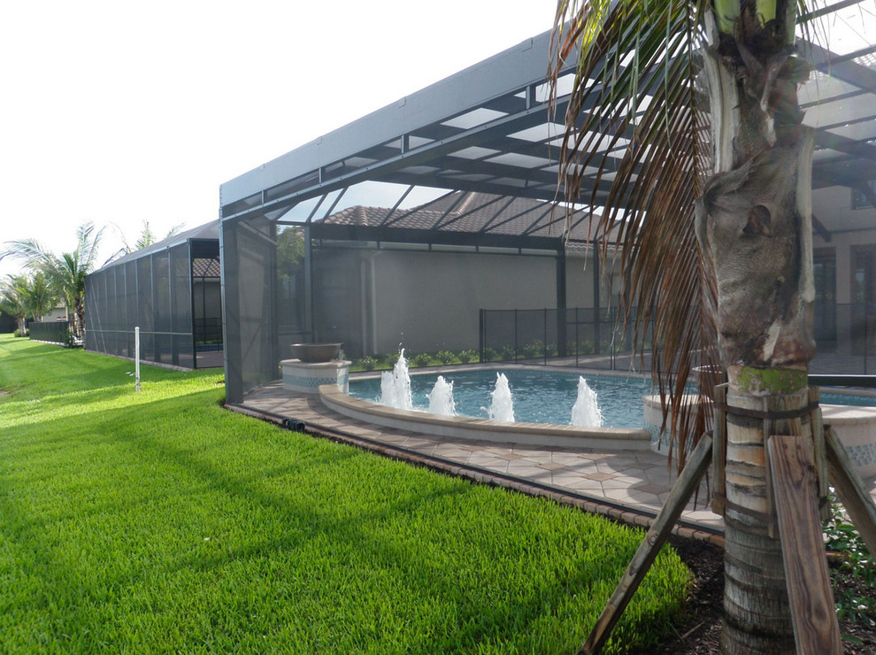 Inspiration for a mid-sized timeless backyard patio remodel in Tampa with a pergola