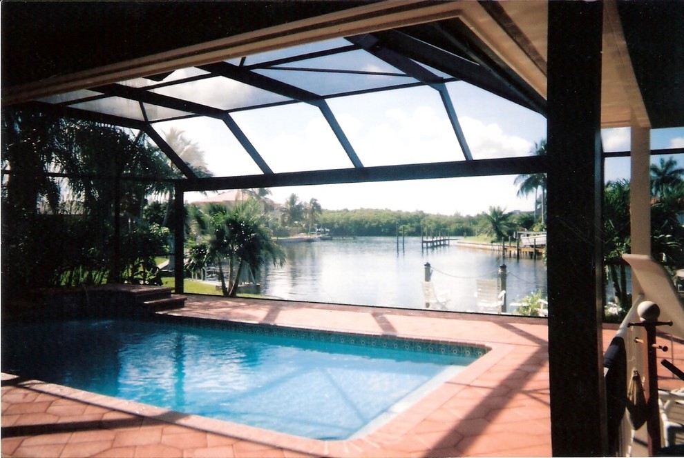 Foto de piscina clásica grande en patio trasero con suelo de baldosas