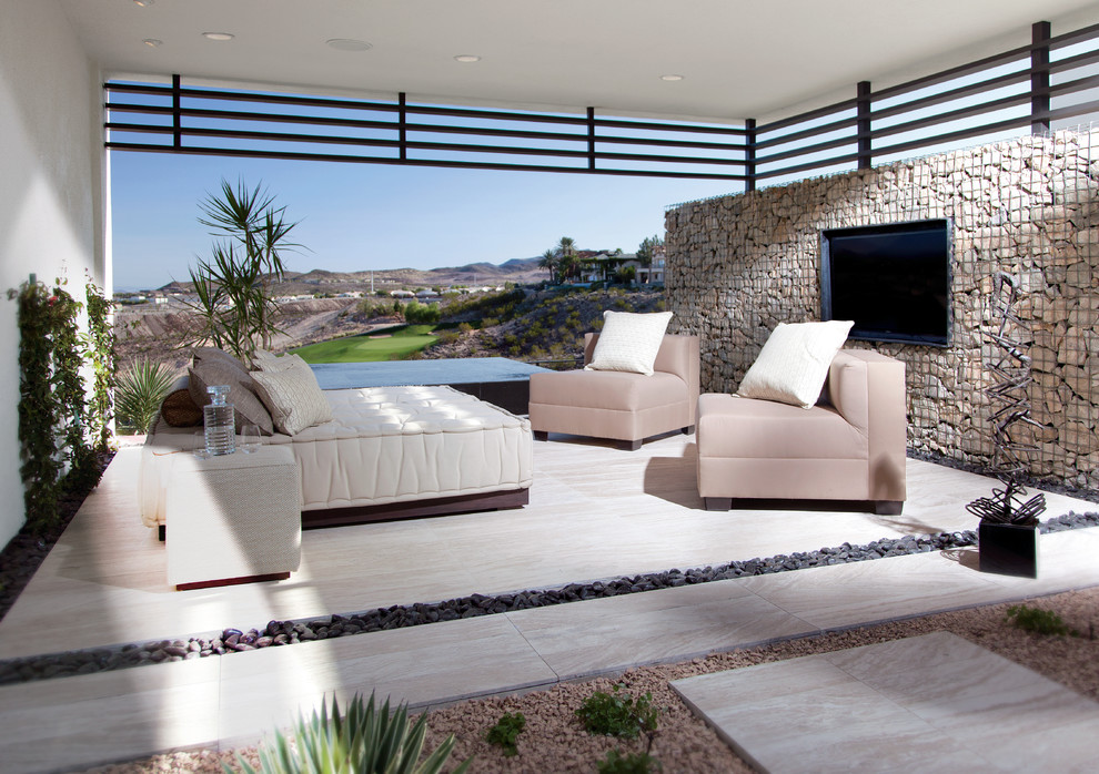 Geräumiger Moderner Patio hinter dem Haus mit Betonplatten in Las Vegas