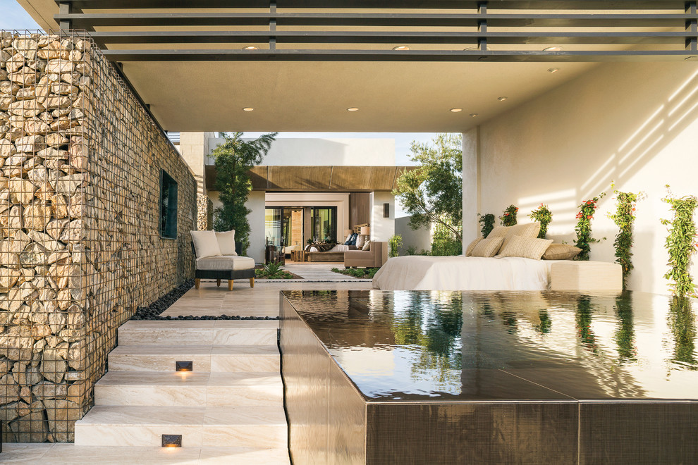 Стильный дизайн: огромный двор на заднем дворе в современном стиле с фонтаном и навесом - последний тренд