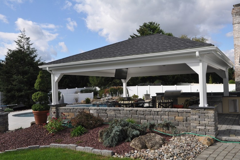 Aménagement d'une grande terrasse arrière contemporaine avec une cuisine d'été, des pavés en béton et un gazebo ou pavillon.