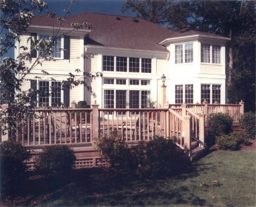 Bild på en vintage uteplats på baksidan av huset, med trädäck och ett lusthus