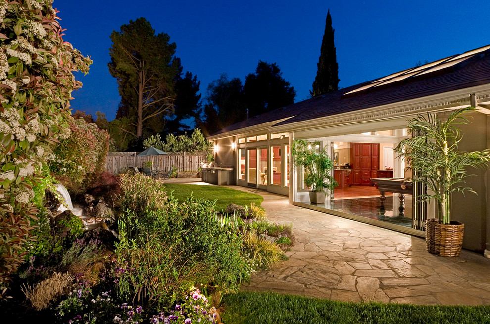 Свежая идея для дизайна: двор на заднем дворе в классическом стиле - отличное фото интерьера