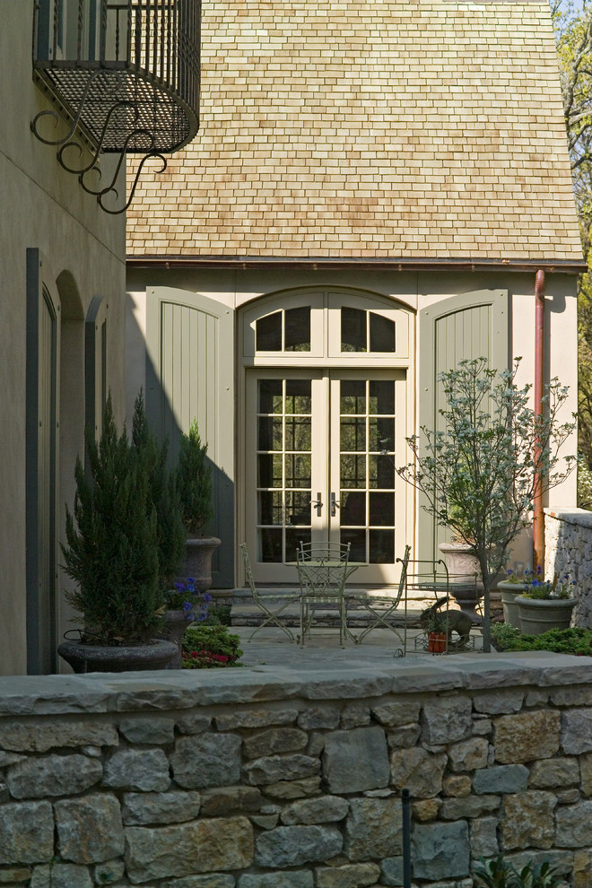 Пример оригинального дизайна: двор на внутреннем дворе в классическом стиле
