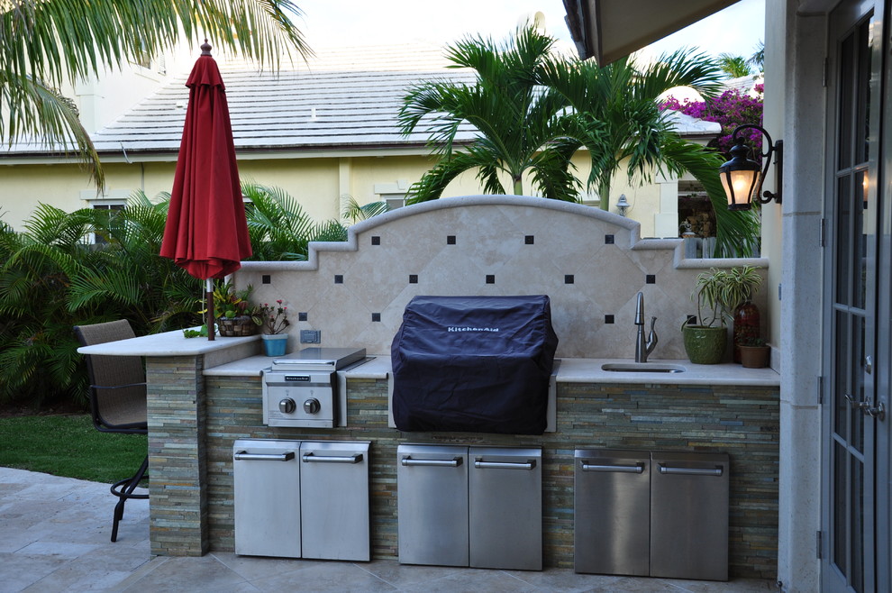 Пример оригинального дизайна: двор на заднем дворе в средиземноморском стиле с летней кухней и покрытием из каменной брусчатки