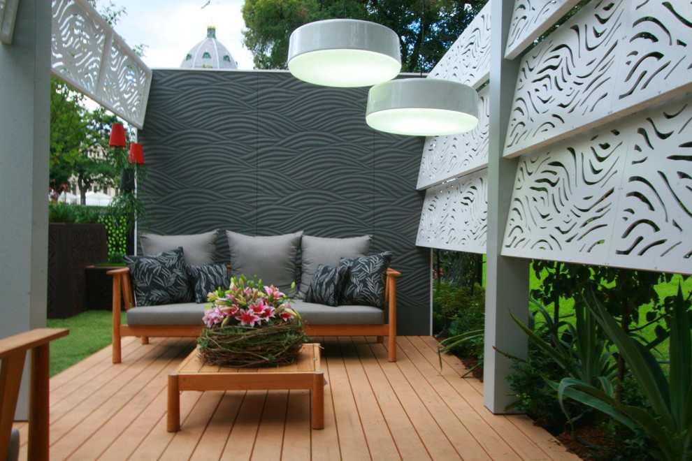Пример оригинального дизайна: двор среднего размера на заднем дворе в современном стиле с настилом без защиты от солнца