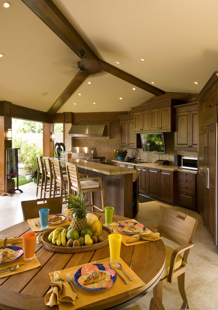 Cette photo montre une grande terrasse arrière exotique avec une cuisine d'été, du carrelage et aucune couverture.