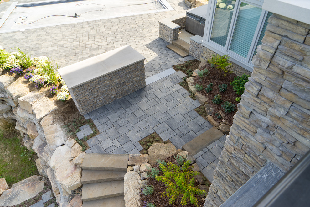 Idee per un patio o portico tradizionale dietro casa con un focolare, pavimentazioni in pietra naturale e nessuna copertura