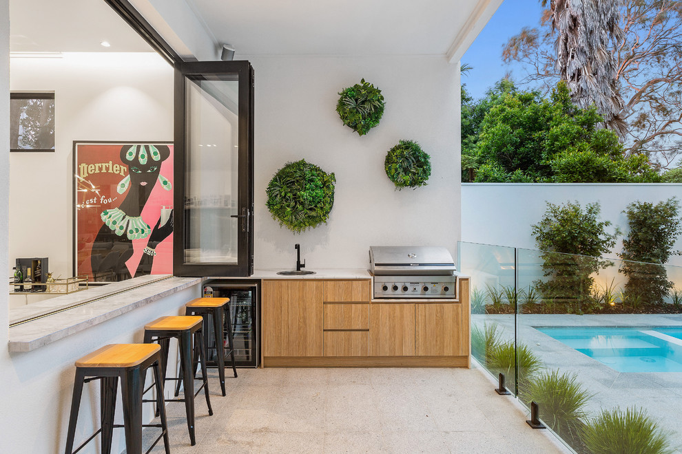 Mittelgroßer, Überdachter Moderner Patio hinter dem Haus mit Outdoor-Küche und Natursteinplatten in Melbourne