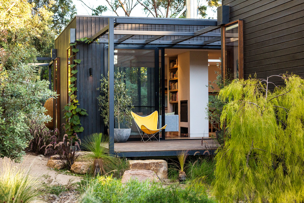 Idee per un patio o portico contemporaneo di medie dimensioni con un tetto a sbalzo