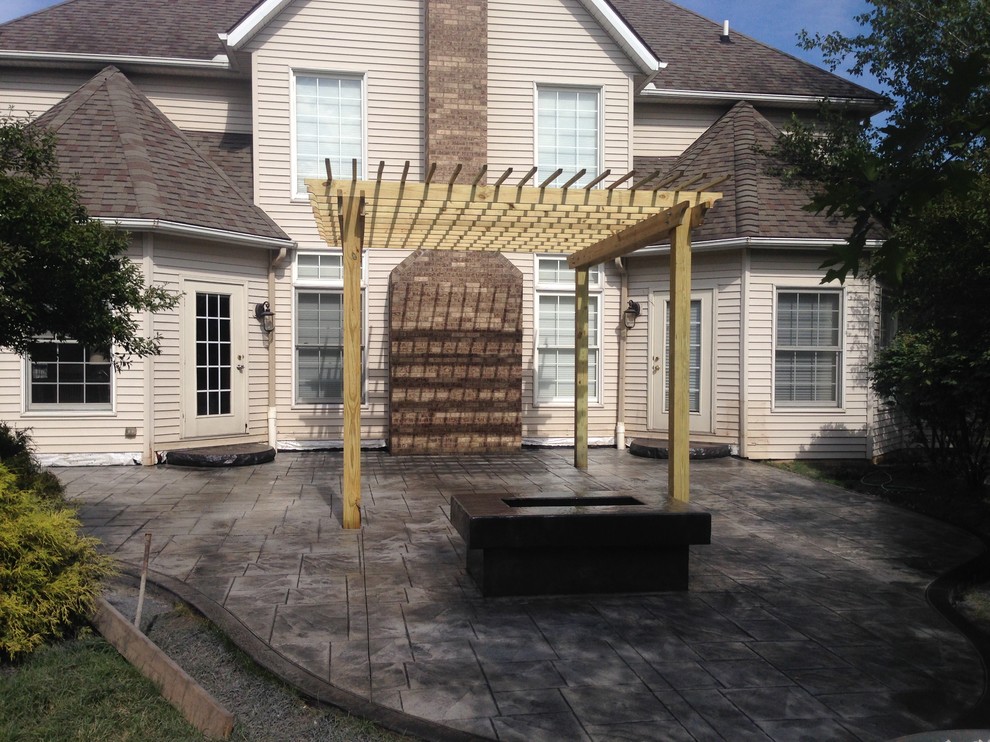 Идея дизайна: большая пергола во дворе частного дома на заднем дворе в современном стиле с местом для костра и покрытием из бетонных плит