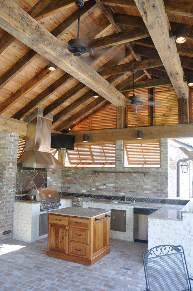 Inspiration pour une très grande terrasse arrière chalet avec une cuisine d'été, des pavés en brique et une extension de toiture.