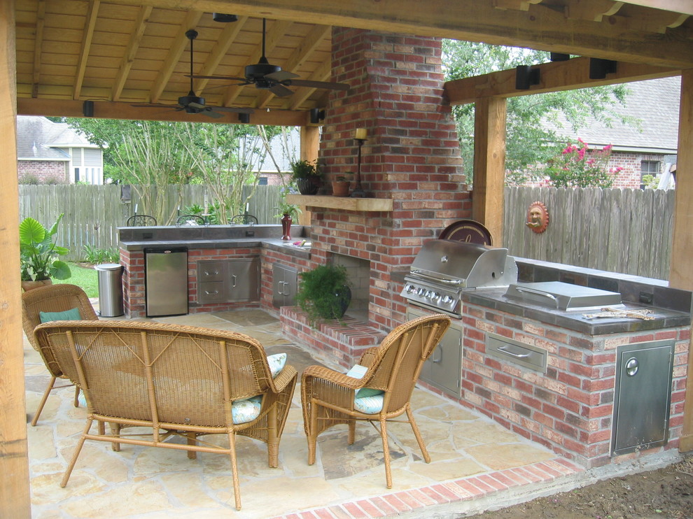 Imagen de patio grande en patio trasero y anexo de casas con cocina exterior y adoquines de piedra natural