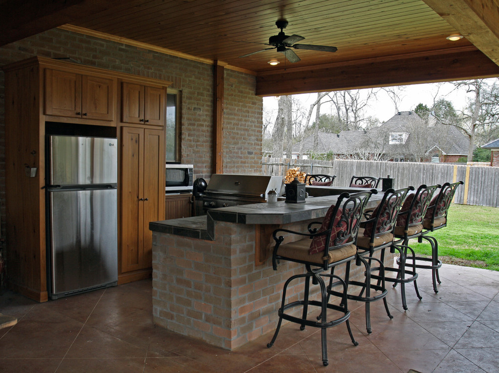 Ejemplo de patio clásico grande en patio trasero y anexo de casas con cocina exterior y adoquines de hormigón