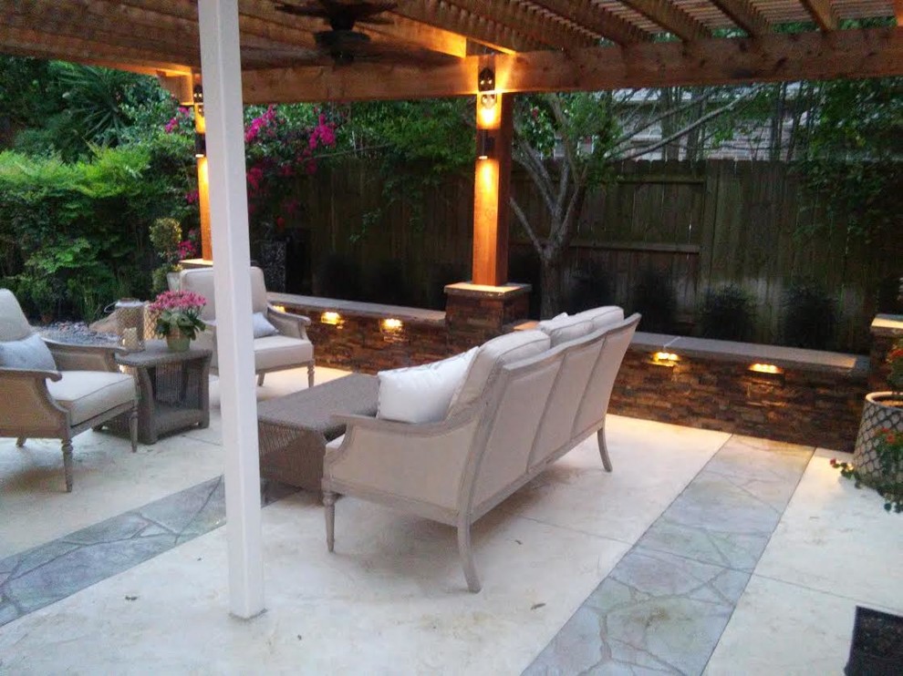Modelo de patio clásico renovado de tamaño medio en patio trasero con losas de hormigón y pérgola