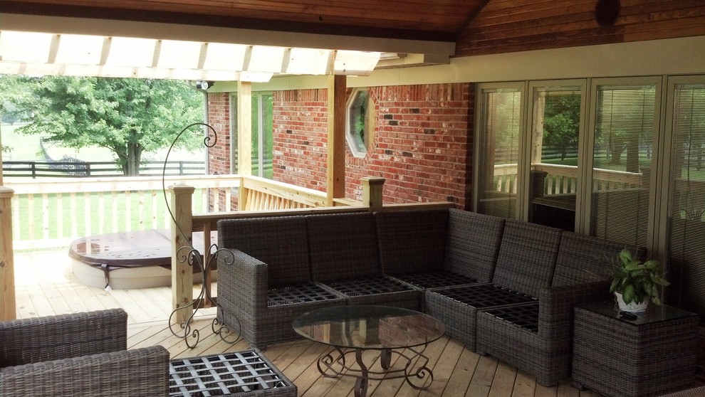 Idée de décoration pour une terrasse en bois arrière tradition avec une extension de toiture.