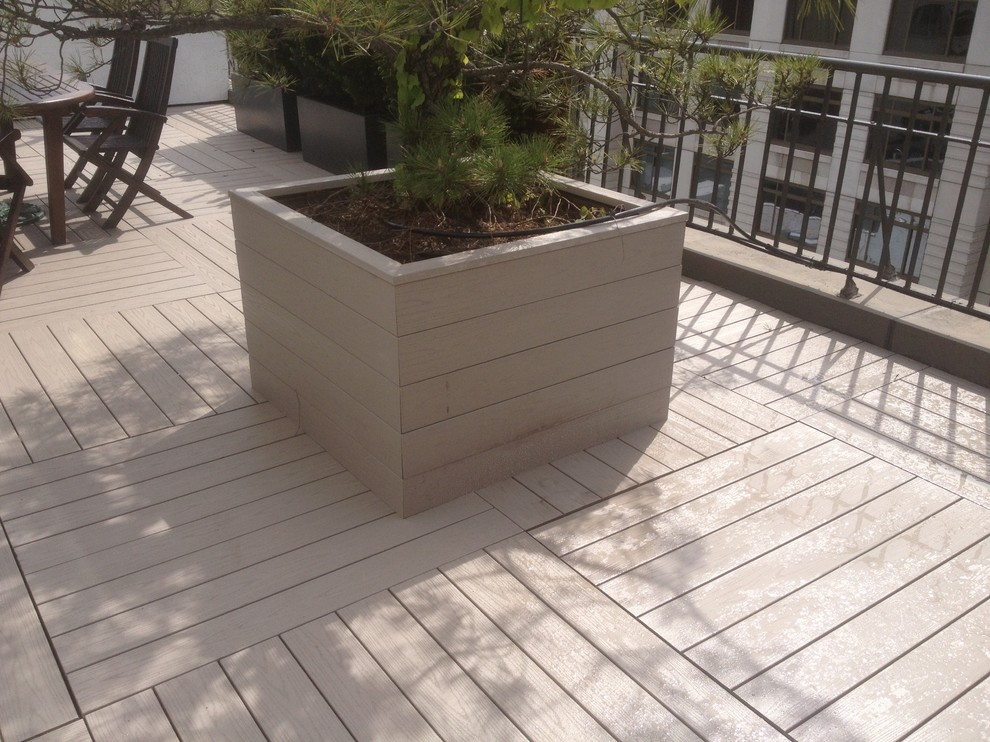 Modelo de patio minimalista de tamaño medio sin cubierta en patio con entablado