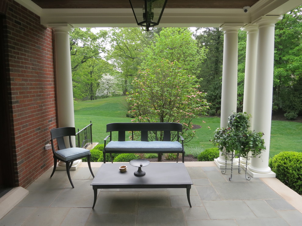 Foto de patio tradicional de tamaño medio sin cubierta en patio lateral con entablado