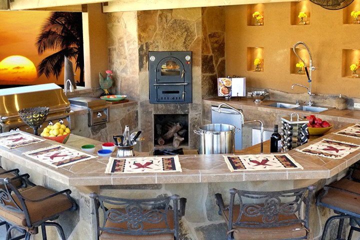Cette photo montre une terrasse méditerranéenne avec une cuisine d'été.