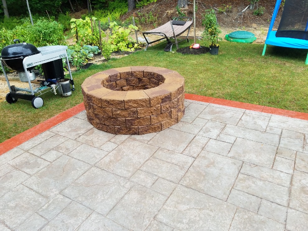 DStamped concrete patio with a red border Patio Other by HaiJoe