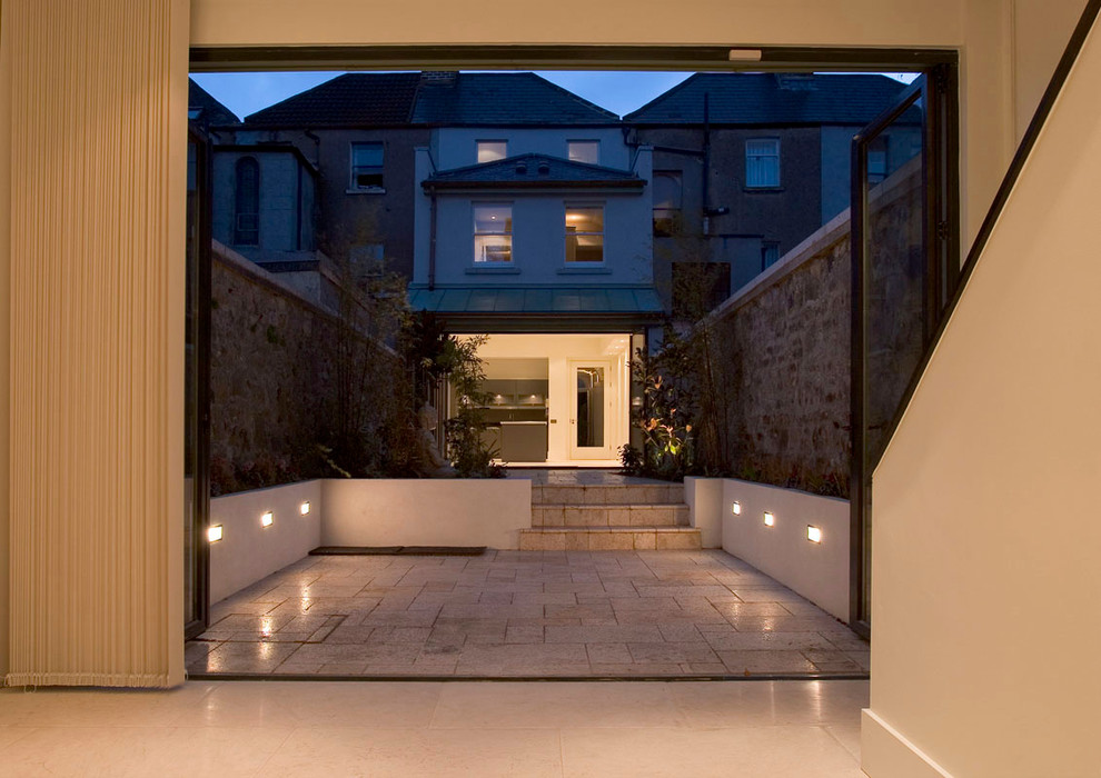 Inspiration for a contemporary patio remodel in Dublin