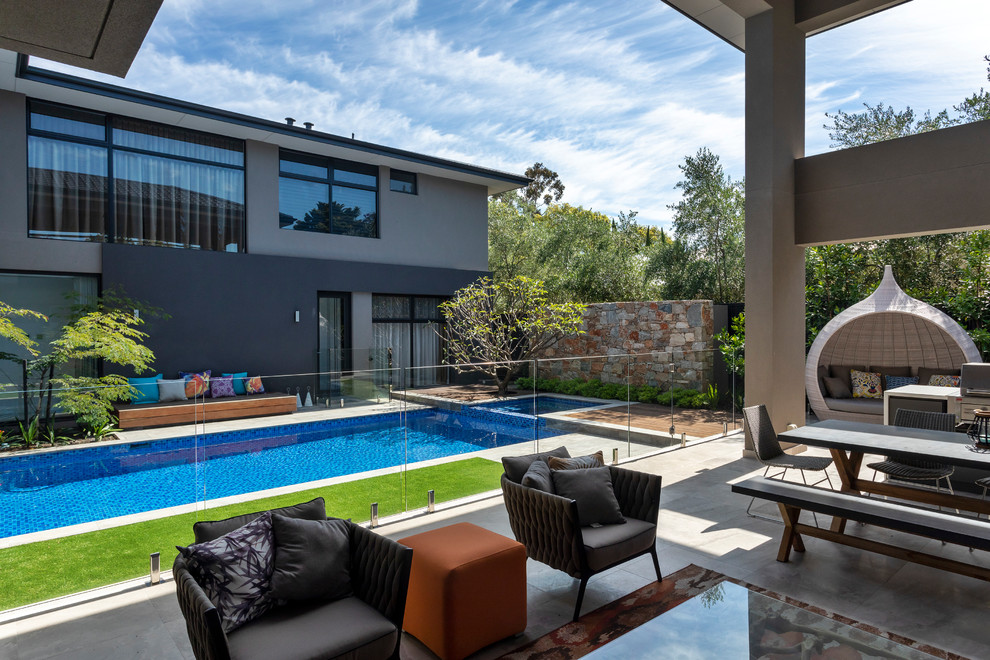 Großer, Überdachter Moderner Patio hinter dem Haus mit Outdoor-Küche und Natursteinplatten in Perth