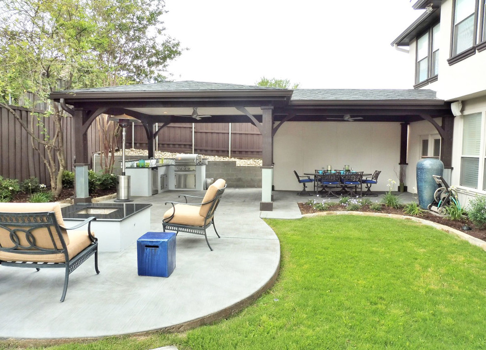 На фото: большая беседка во дворе частного дома на заднем дворе в стиле модернизм с покрытием из бетонных плит с