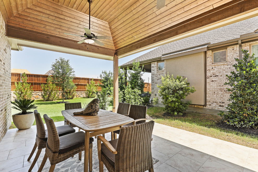 Cette image montre une terrasse arrière traditionnelle de taille moyenne avec une dalle de béton et une extension de toiture.