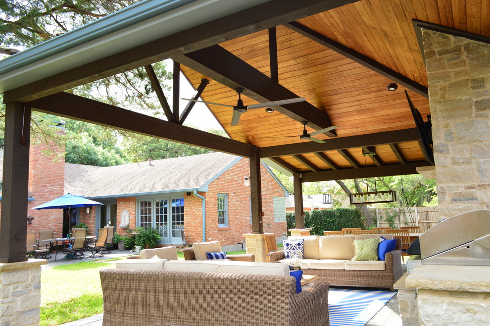 Geräumiger Landhausstil Patio hinter dem Haus mit Outdoor-Küche und Natursteinplatten in Dallas