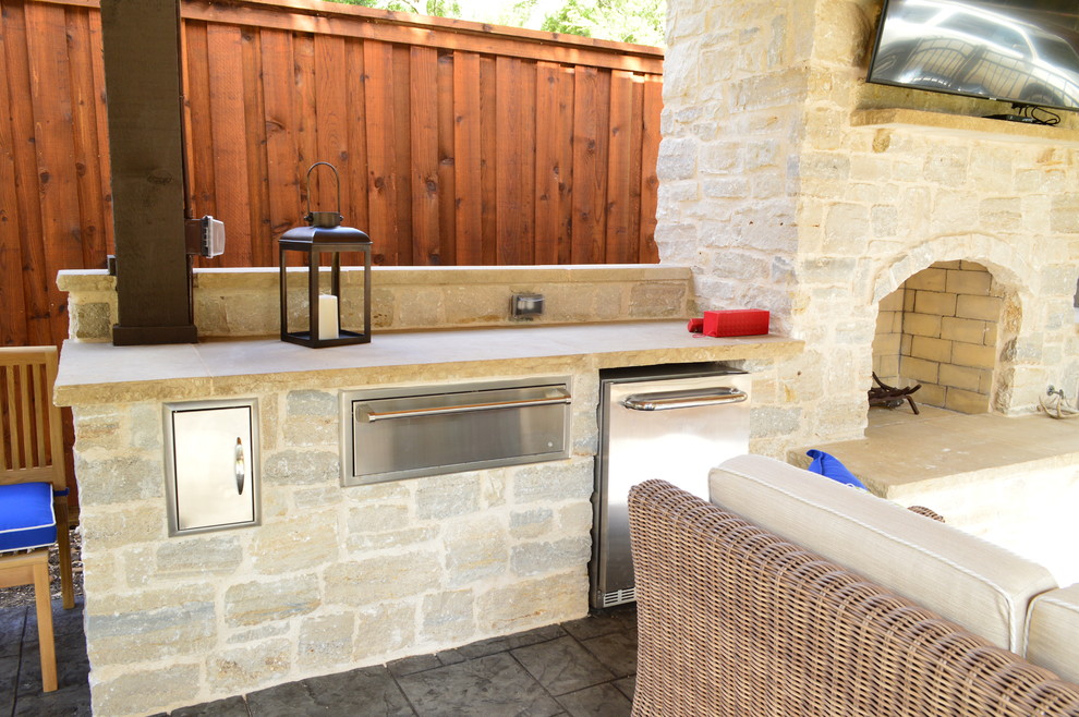Diseño de patio campestre extra grande en patio trasero con cocina exterior y adoquines de piedra natural