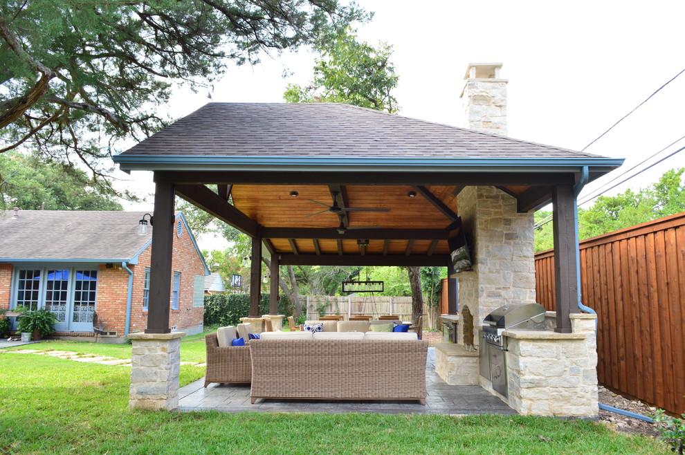 Landhaus Patio hinter dem Haus mit Outdoor-Küche und Stempelbeton in Dallas