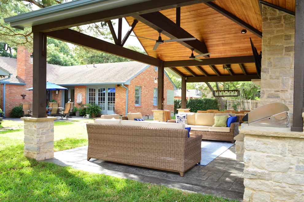 Exemple d'une très grande terrasse arrière nature avec une cuisine d'été et des pavés en pierre naturelle.