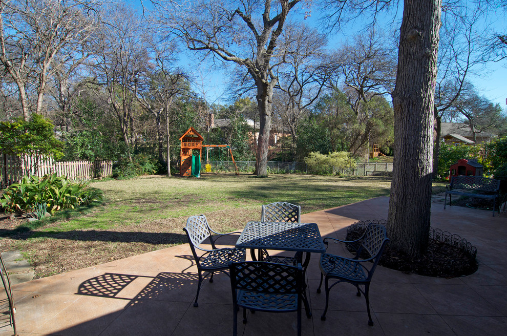 Example of a classic patio design in Dallas