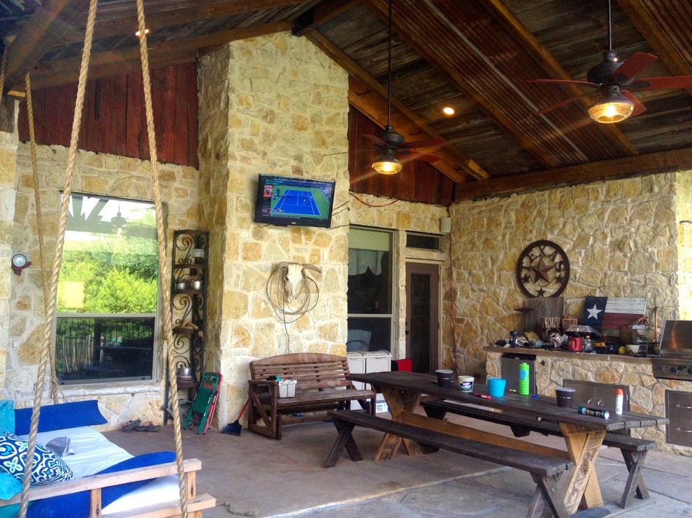 Mittelgroßer, Überdachter Rustikaler Patio hinter dem Haus mit Outdoor-Küche in Dallas