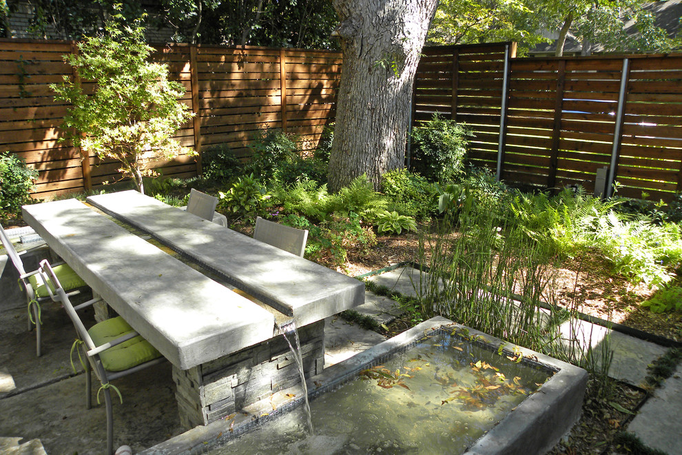 Inspiration for a contemporary patio fountain remodel in Dallas
