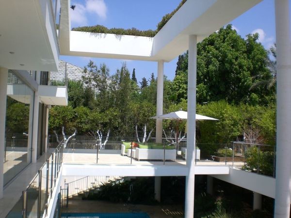 Photo of a contemporary patio in Tel Aviv.