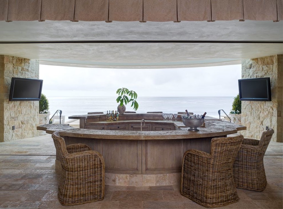 Cette photo montre une terrasse arrière méditerranéenne avec une cuisine d'été, du carrelage et une extension de toiture.