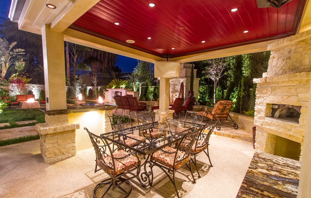 Diseño de patio exótico de tamaño medio en patio trasero con cocina exterior, adoquines de piedra natural y cenador