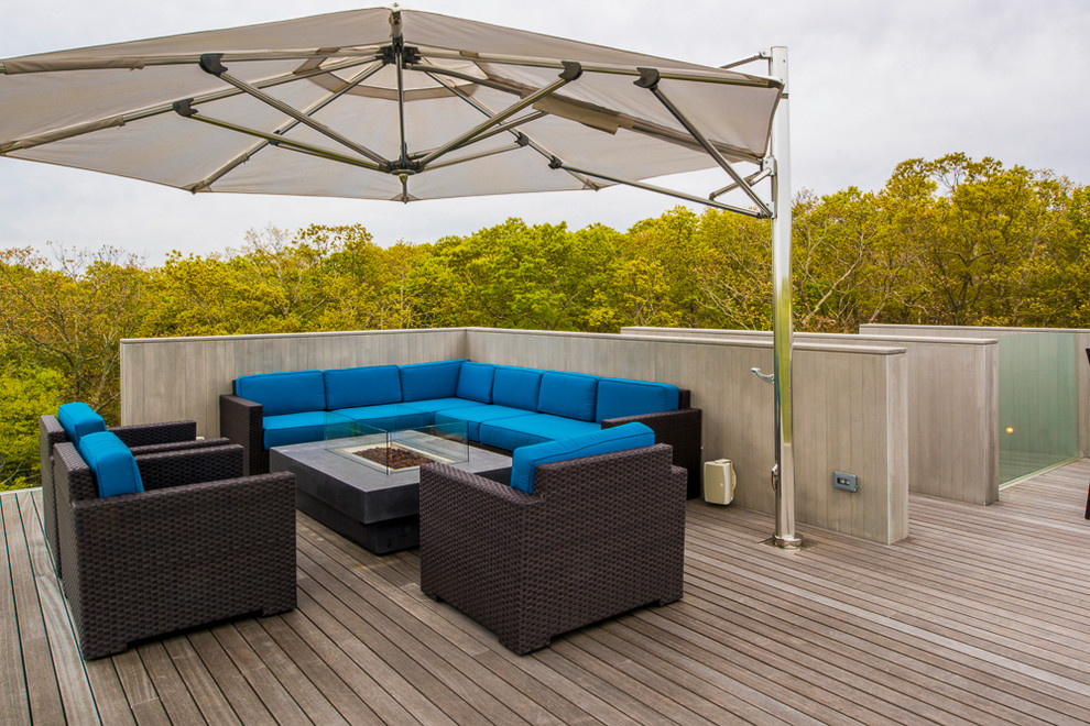 Idée de décoration pour une terrasse en bois arrière design de taille moyenne avec une cuisine d'été.