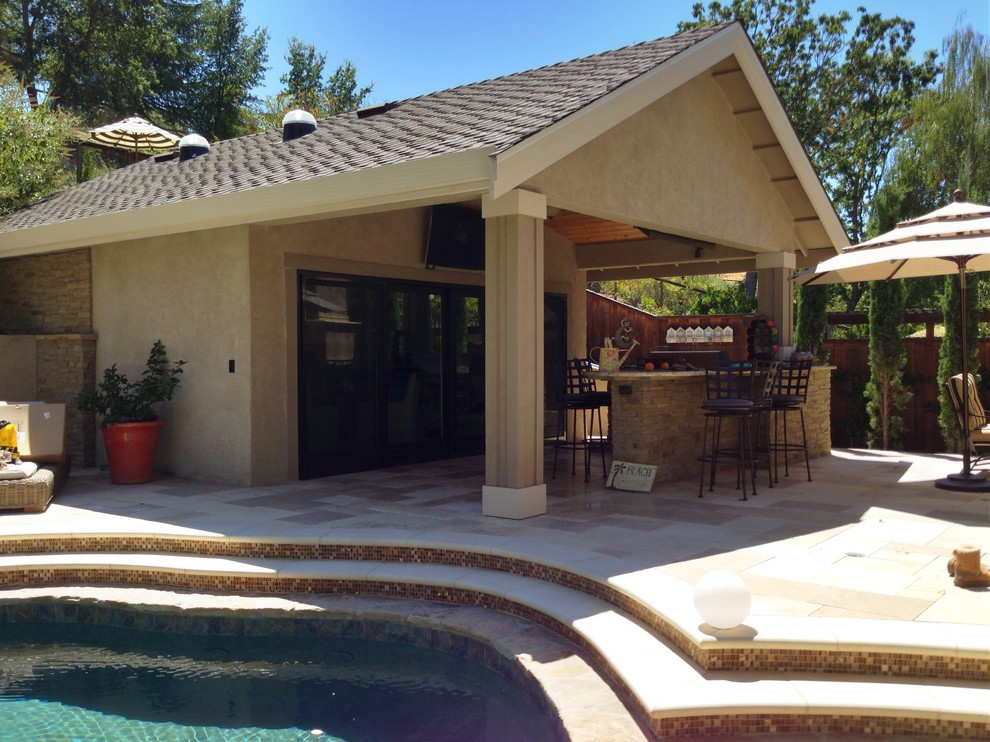 На фото: двор среднего размера на заднем дворе в классическом стиле с фонтаном, покрытием из каменной брусчатки и навесом