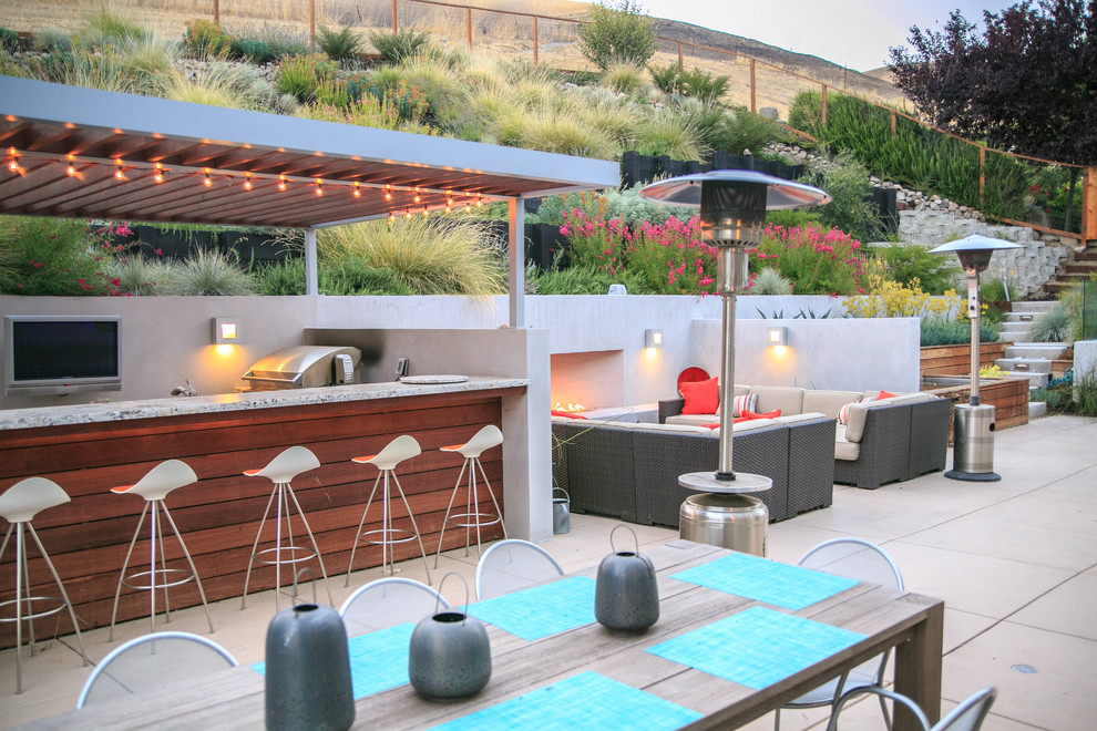 Design ideas for a medium sized contemporary back patio in San Francisco with concrete paving and a bar area.